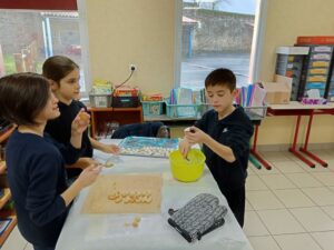 Préparation du marché de Noël pour la classe de CP-CE