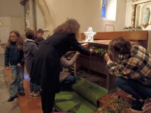 La crèche de l’église réalisée par les CE2 : un beau moment de partage